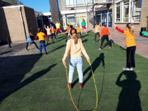 Kinderen die touwtje springen op het schoolplein