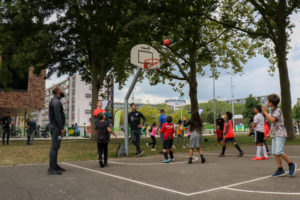 Kinderen spelen op basketbalveld