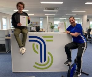 Collega's met hun certificaat