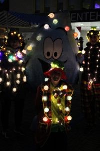 Lichtjesloop Uithoorn voor Elkaar, een wandelroute langs het Zijdelveld in de avond waarbij deelnemers zelf de route verlichten.