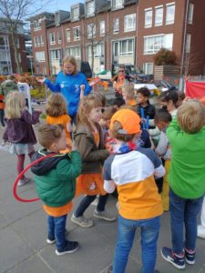 Kinderen tijdens de Koningsspelen op het schoolplein