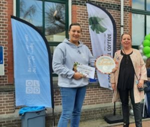 Carola en Monique voor de school met de zilveren schaal