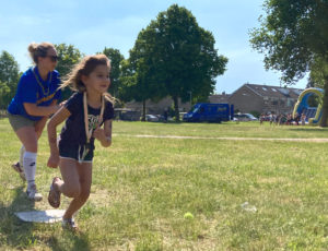 meisje rennen bij softbal