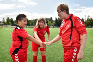 3 spelers geven een boks