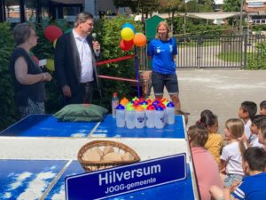 wethouder spreekt de kinderen toe