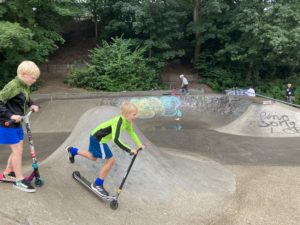 Twee jongens in het skatepark