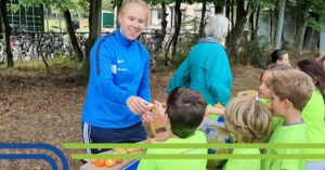 Rianne deelt fruit uit