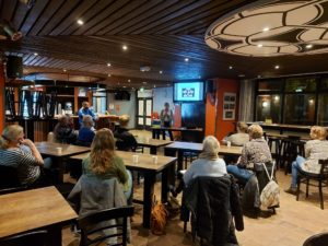 Professionals aan tafel luisteren naar Marjolein