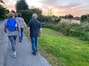 Volwassenen wandelen bij de zonsondergang