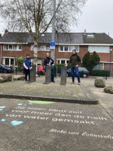 Medewerkers bij watertappunt met streetart